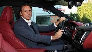 Roberto Mancini in auto