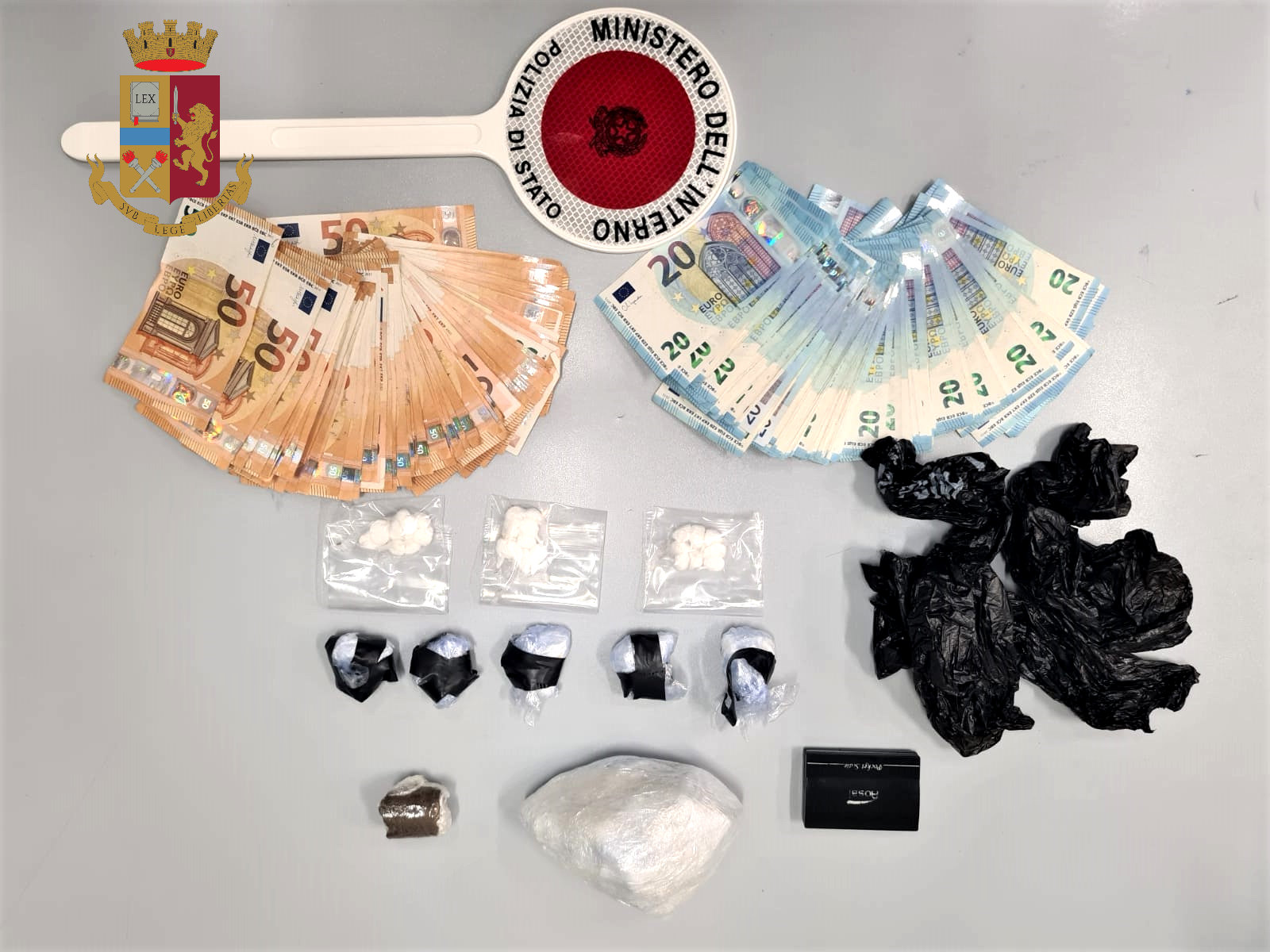Arresto Nuflex 24 maggio 2022. Droga ed euro sequestrati dalla Polizia 20220524 foto Mobile droga