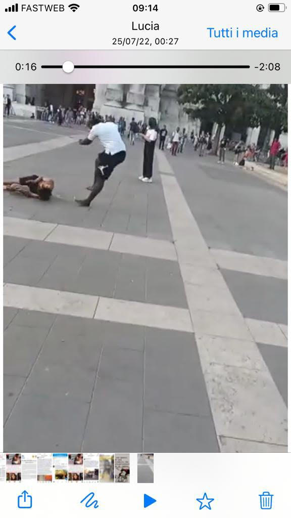 Un frame del video del pestaggio davanti all’ingresso principale della stazione di Milano centrale Domenica 24 luglio