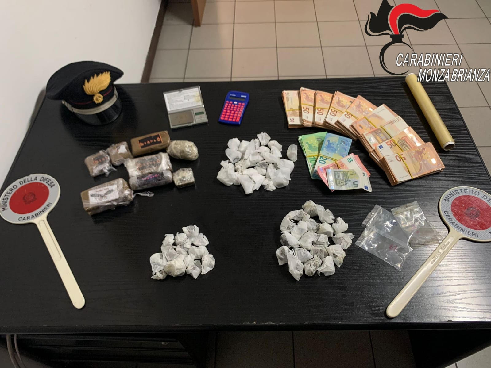 La droga, 1 kg di hashsh, e i soldi sequestrati dai Carabinieri di Monza-Brianza Sabato 10 settembre 2022