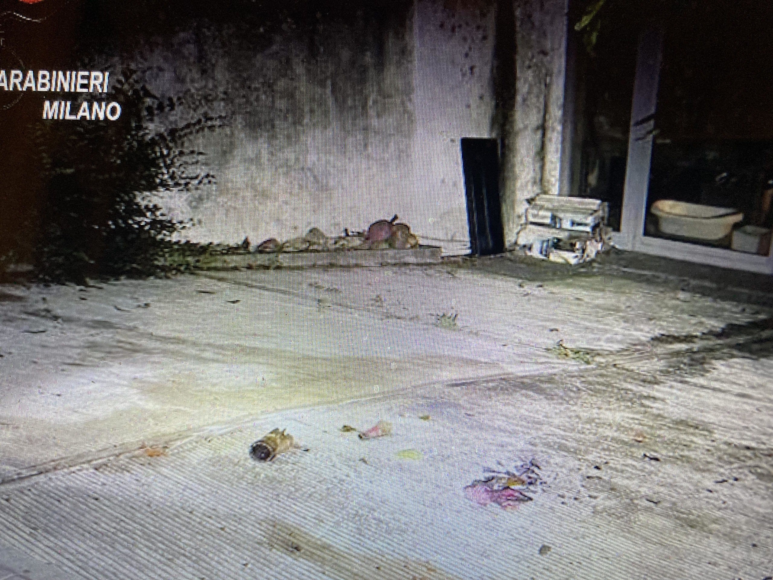 Cortile della comuità deib tre minorenni arrestati. Si vedono i resti della molotov Martedì 11 ottobre 2022