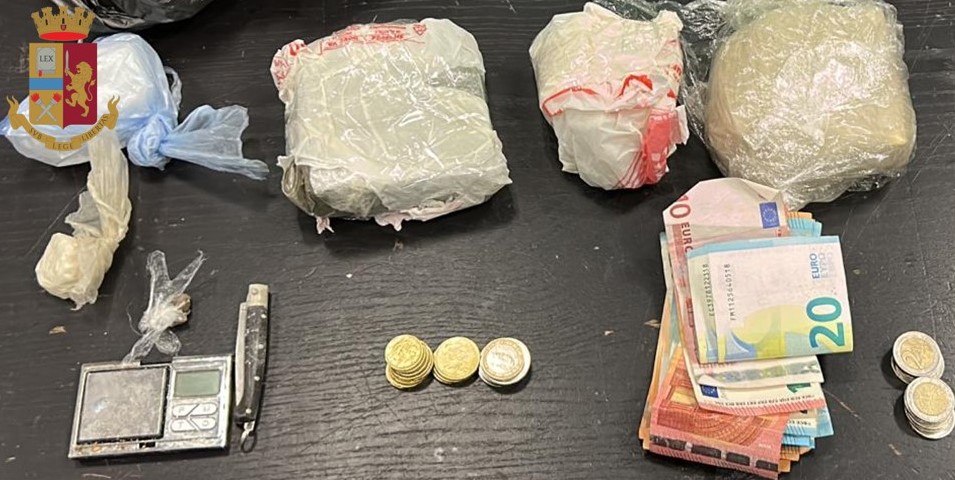 Eroina, cocaina e soldi sequestrati dalla Polizia al pusher marocchino a Bonola. Venerdì 27 gennaio 2023