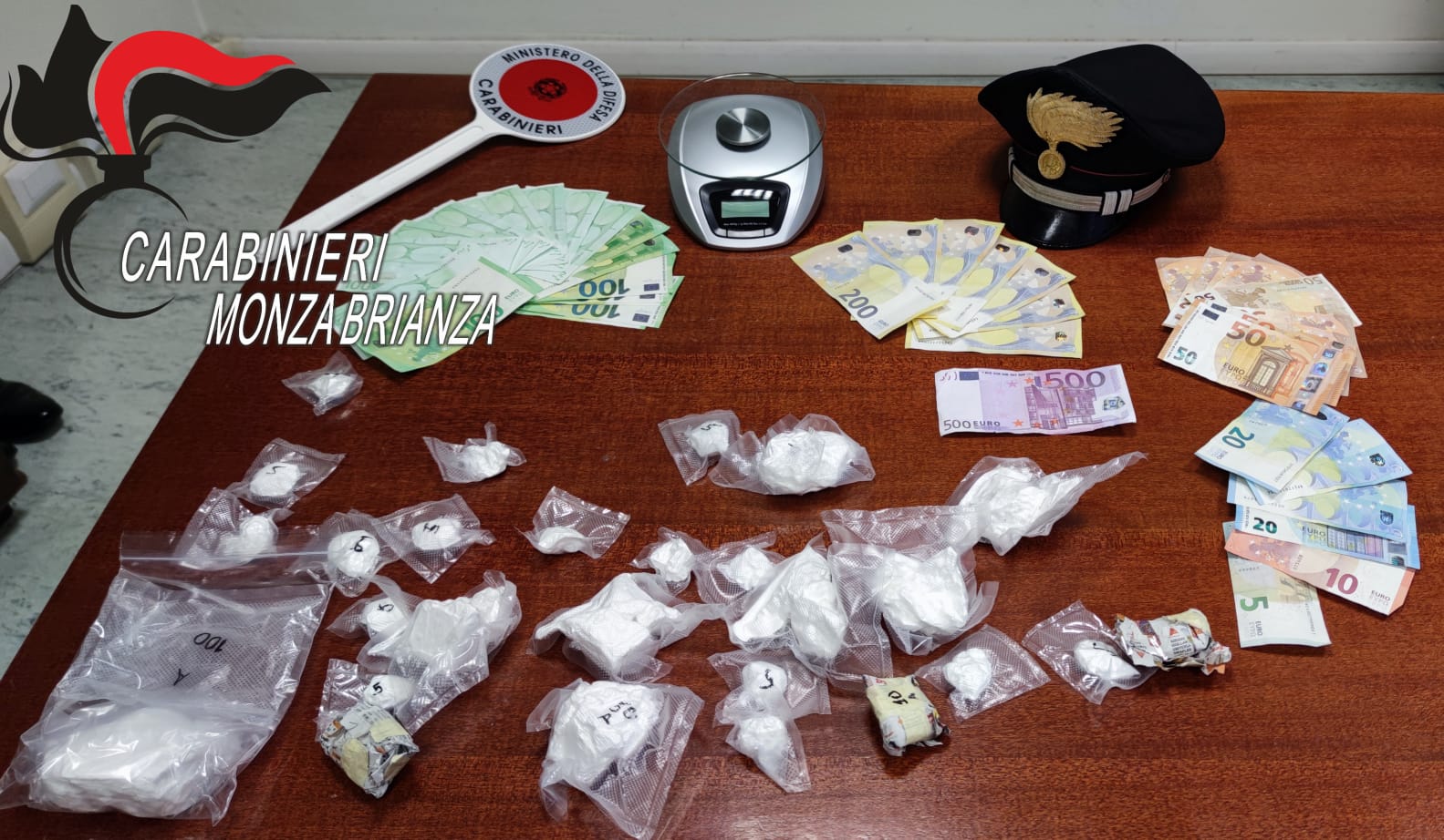 La cocaina e i soldi sequestrati dai Carabinieri di Monza. Domenica 22 gennaio 2023 2
