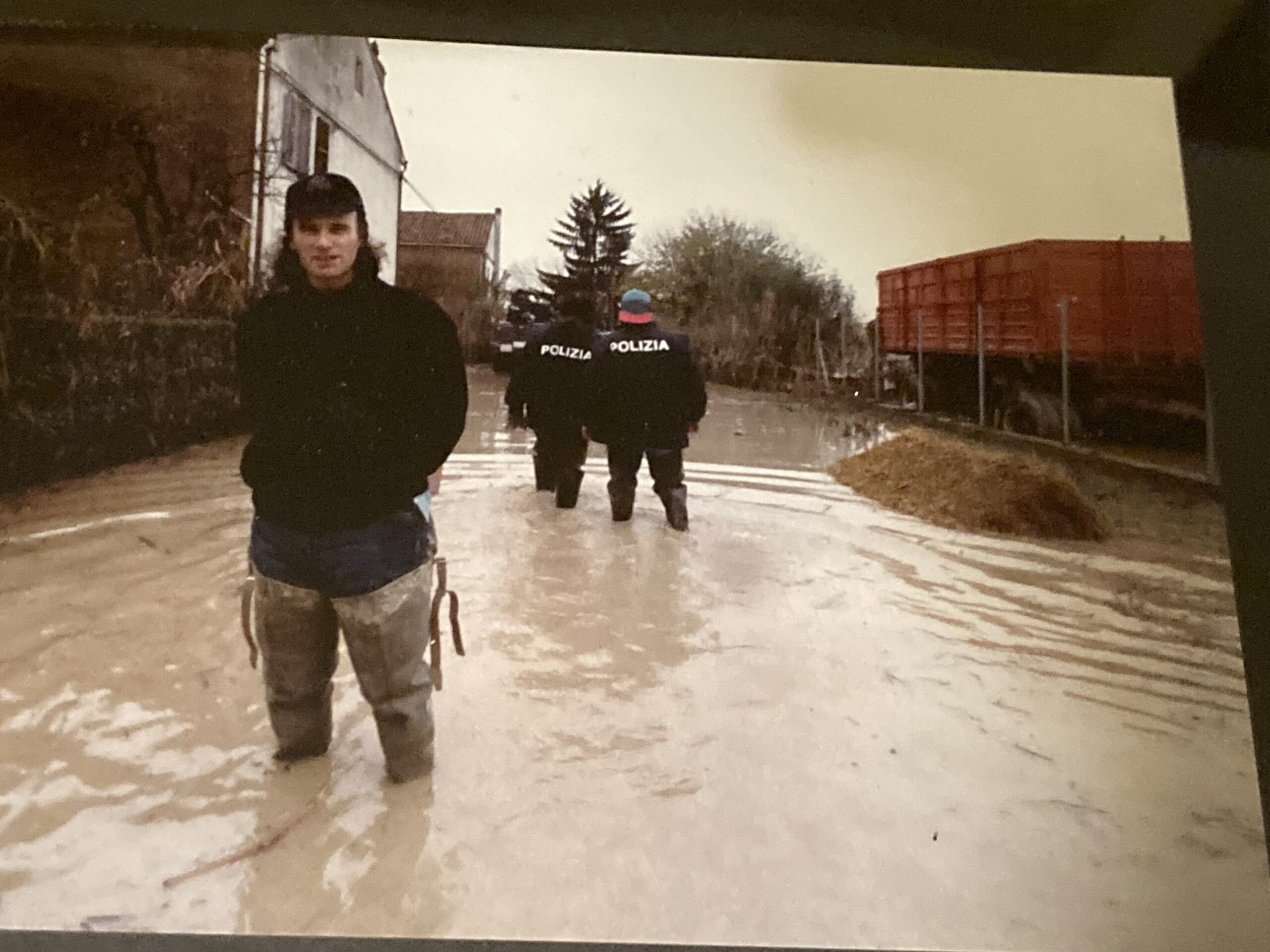 4 e 5 novembre 1994. Il Tamaro esonda. Spedito dal direttore nel fango della alluvione di Alessandria con la fotografa Paola Coletti