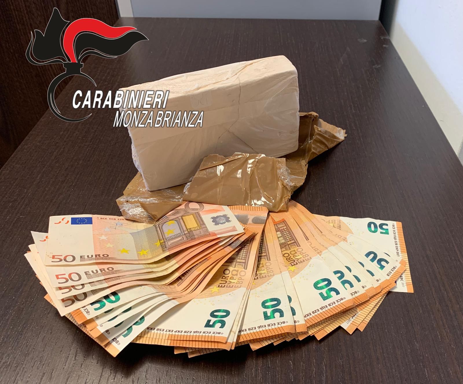 Parte della droga e dei soldi sequestrati dai Carabinieri nella mega operazione che in Brianza ha portato all’arresto di 8 pusher. Giovedì 2 febbraio 2023 2