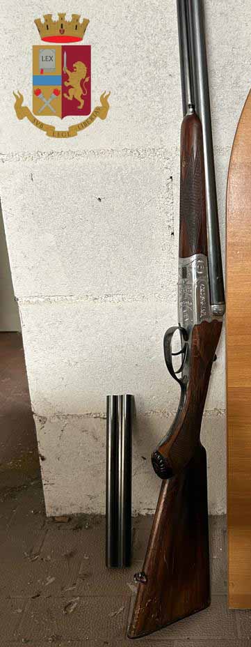 Il fucile a canne mozze trovato a Rho. Lunedì 20 marzo 2023