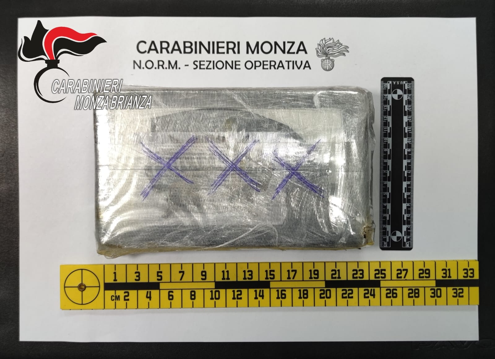 La droga sequestrata ai pusher rumeni operanti in Brianza e che stavano stavano per scappare i aereo. Sabato 11 marzo 2023 2.jpg