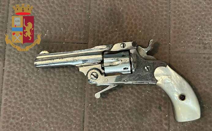 La pistola calibro 22 sequestrata nel box della ‘Ndrangheta a Rho, vicinio a Milano. Lunedì 20 marzo 2023