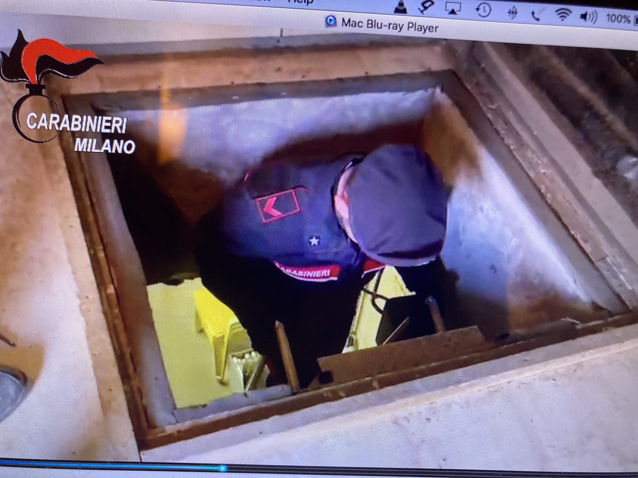 i Carabinieri si calano dalla botola che porta alla serra sotterranea dove i tre arrestati coltivavano la marijuna. Giovedì 9 marzo 2023