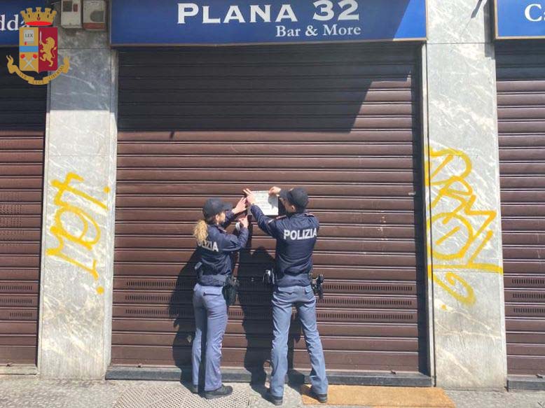 Gli agenti mettono i sigilli al bar Plana 32 di MIlano. Mercoledì 5 aprile 2023
