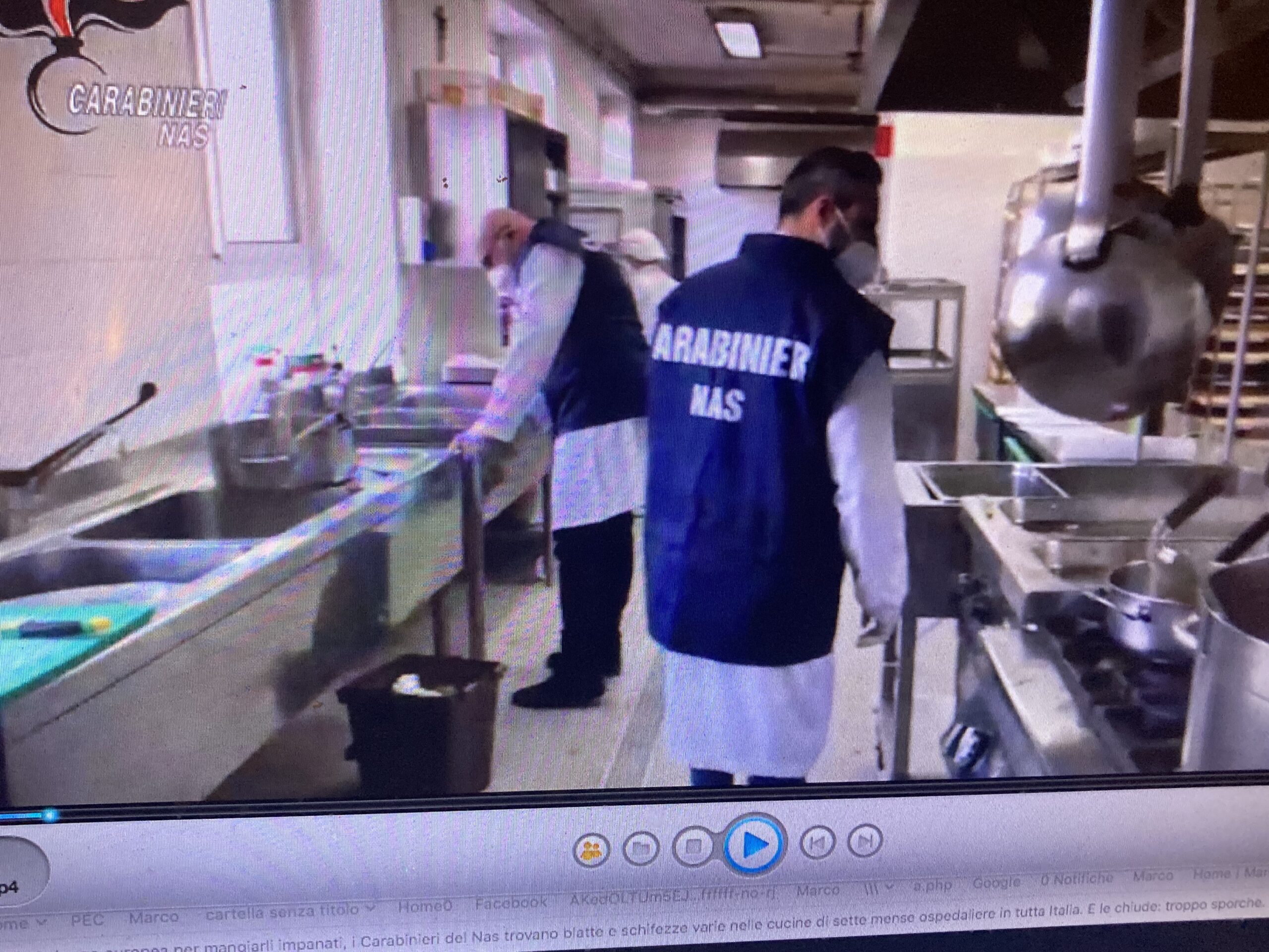 I Carabinieri per la Tutela della salute mentre controllano una delle 7 cucine ospedaliere chiuse in Italia per le blatte e per le pessime condizioni igieniche. Mercoledì 5 aprile 2023
