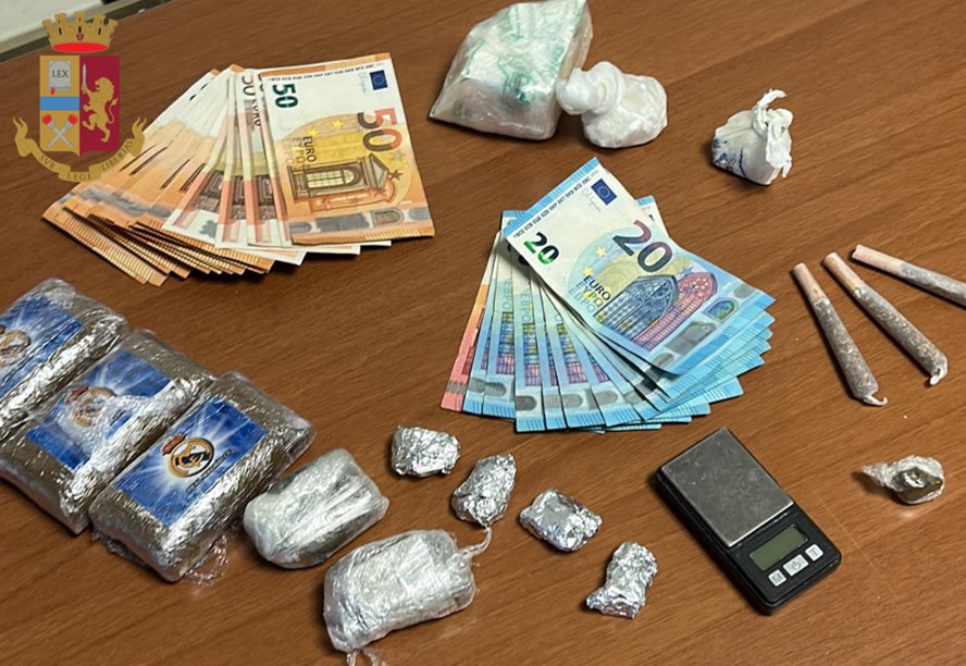 Droga e soldi sequestrati al pusher marocchino di 43 anni arrestato dalla Polizia di Milano. Venerdì 9 giugno 2023